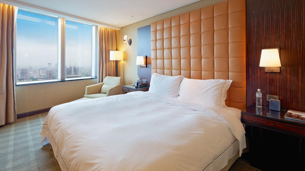The Landis Taichung Hotel Kültér fotó A bedroom at the hotel