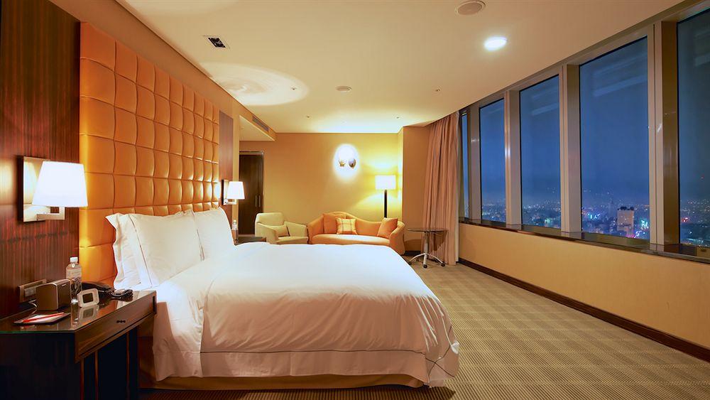 The Landis Taichung Hotel Kültér fotó A bedroom at the hotel
