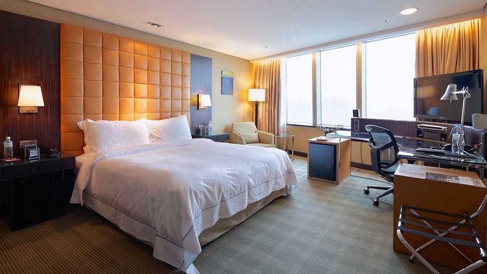 The Landis Taichung Hotel Kültér fotó A room at the hotel