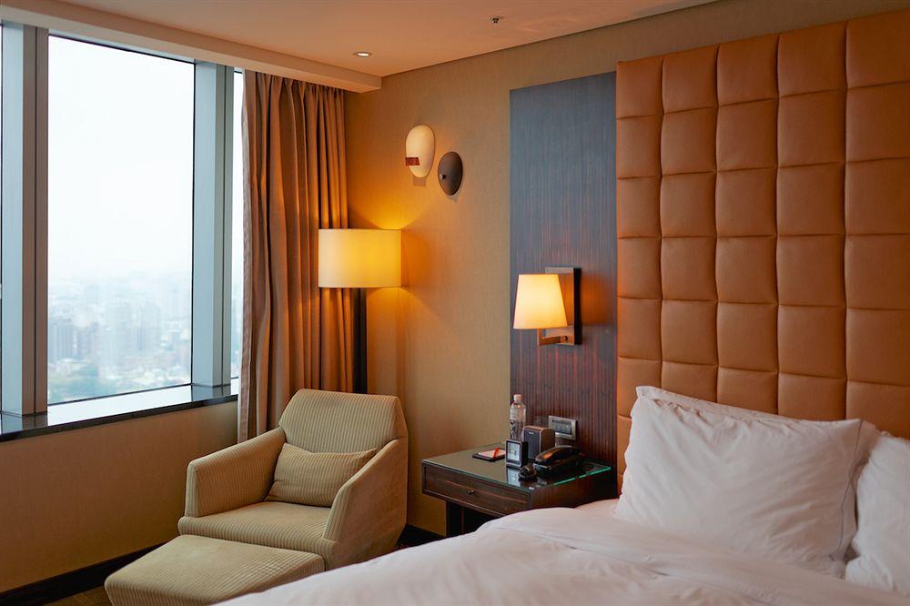 The Landis Taichung Hotel Kültér fotó A room at the hotel