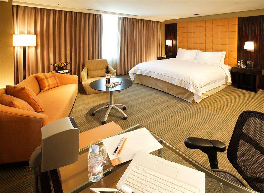The Landis Taichung Hotel Kültér fotó A suite at the Westin Palace, Seoul
