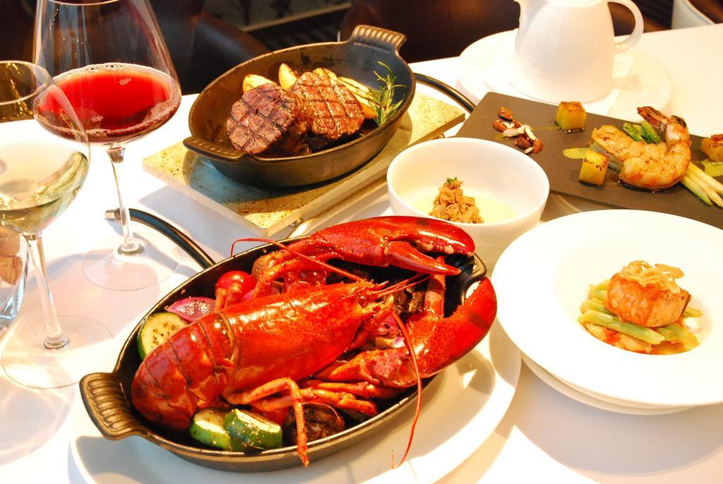 The Landis Taichung Hotel Kültér fotó A lobster dinner