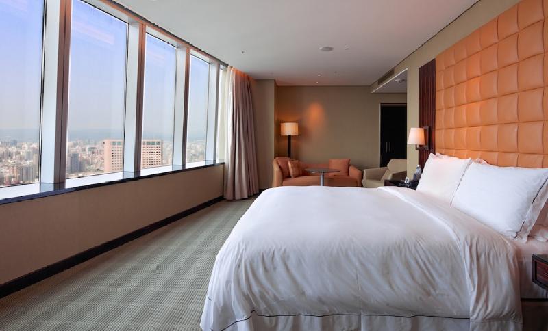 The Landis Taichung Hotel Kültér fotó A bedroom at the hotel