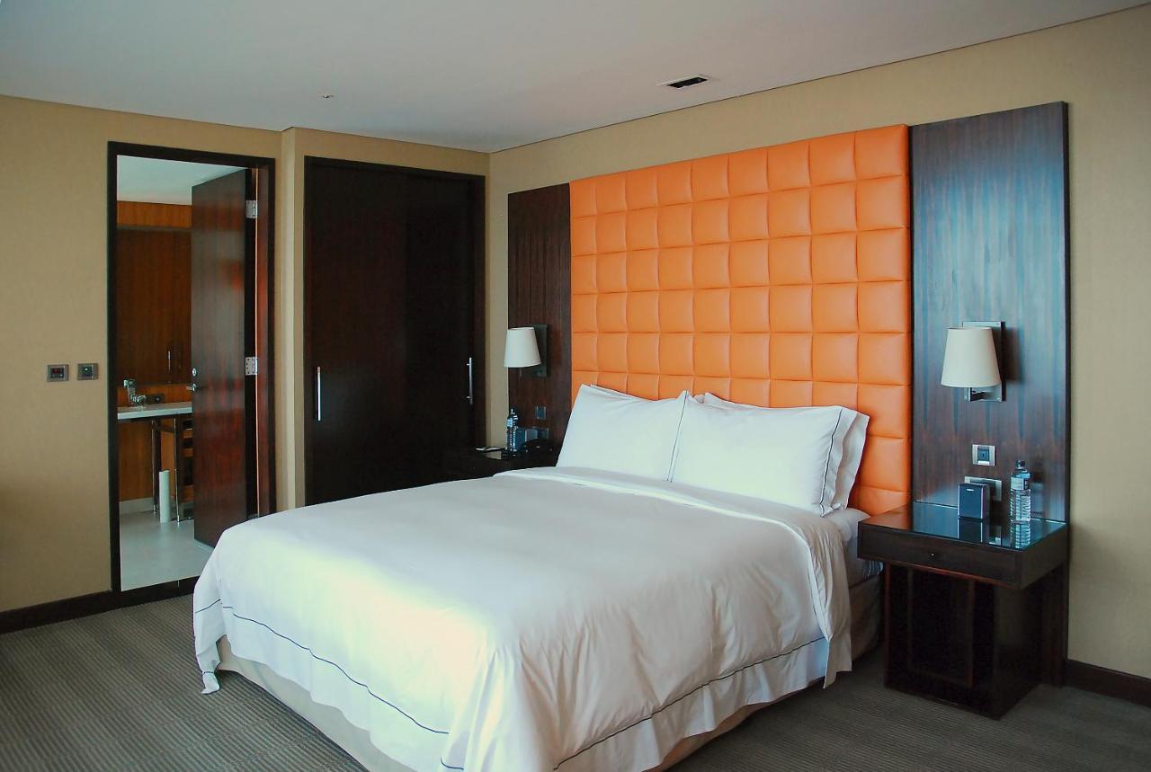 The Landis Taichung Hotel Kültér fotó A bedroom at the Sheraton Addis