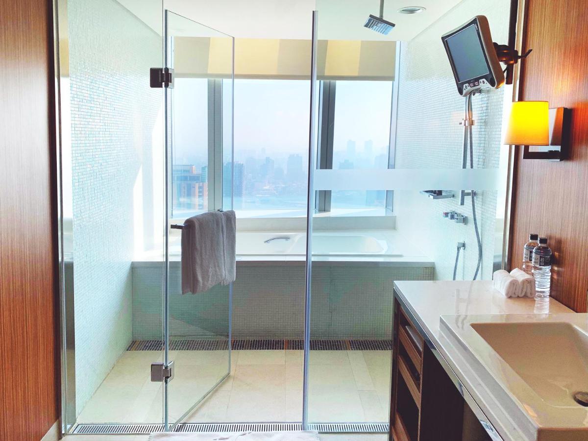 The Landis Taichung Hotel Kültér fotó A shower enclosure
